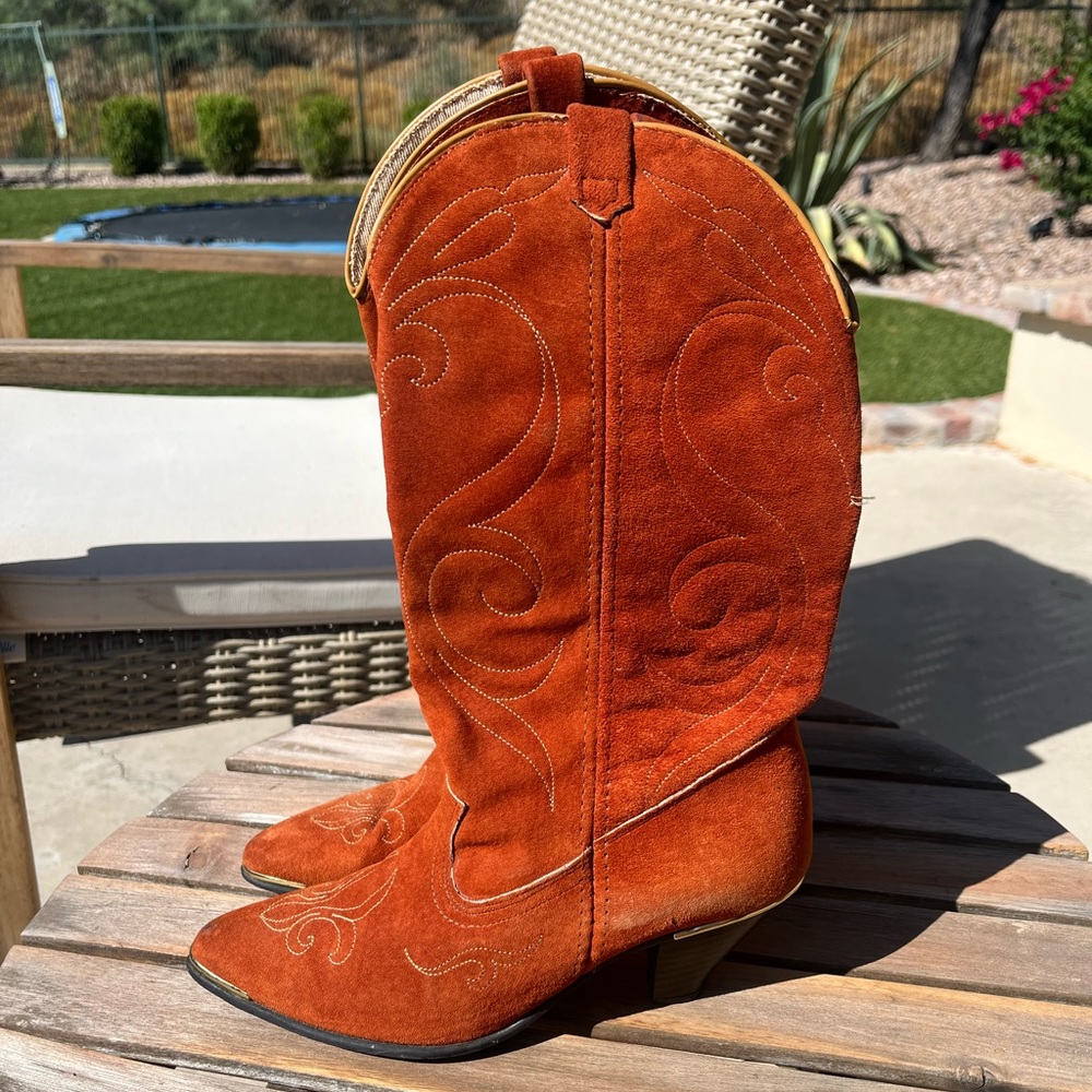BEAUTIFUL GOLD TIPPED COWGIRL BOOTS
